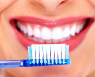 5 gestes beauté à faire avec une brosse à dents